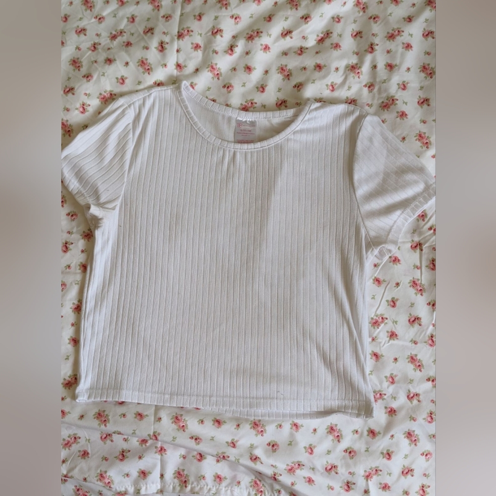 White baby tee: Large: "No Boundaries"